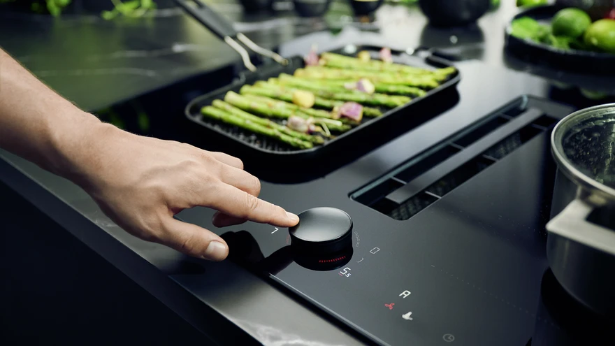 Intelligentsed andurid, uuenduslikud sisseehitatud väljatõmbed, paindlikud toiduvalmistamise tsoonid ja äärmiselt kiire induktsioon.