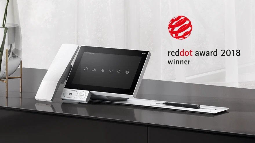 Multifunktsionaalne ekraanipaneel Siedle Axiom võimaldab ühele ekraanile kokku koondada nii uksetelefoni, tavatelefoni, hooneautomaatika kui ka videokaamerate jälgimise funktsioonid.