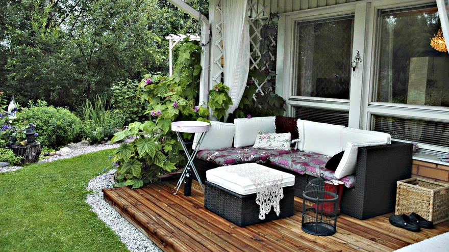 Puidust terrass ja pergola