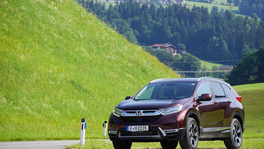 Uuele CR-V-le väliskuju andmisel on Honda läinud eveolutsioonilist teed ning tulemus peaks CR-V fännidele (ja neid on palju!) igati meeldima.