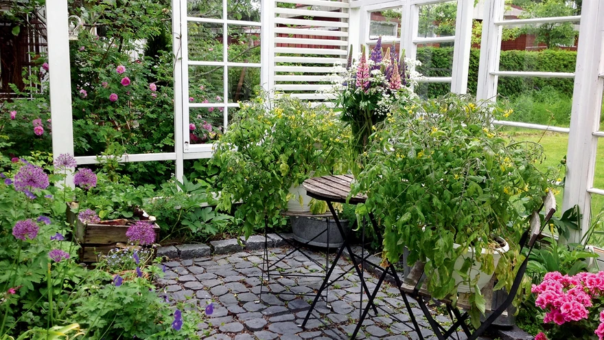 Krundi piirile oskuslikult planeeritud ehitis varjab vaate naabermajadele.