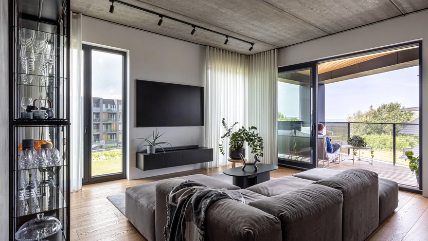 Avatud köögiga elutuba on väljapeetult monokroomne. Sametine diivan on Furgnerist, väikesed aksessuaarid ja kodutekstiilid Elke Mööblist.