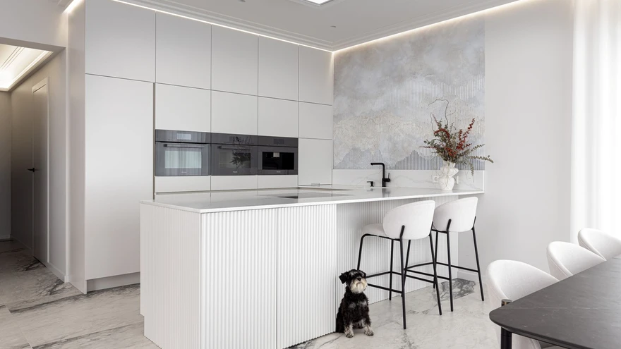 Majas on läbivalt kasutatud laekarniise ja selle taha peidetud hubast valgustust.