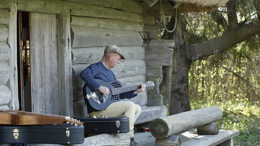 Tõnu Timm oma Matsalu maakodus rahu nautimas.