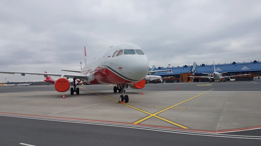 Tallinna lennujaamas oodatakse pikisilmi, et mais lennuliiklus elavneb. Praegu on aga lennuväli täis pargitud Vene lennufirma Red Wings lennukeid, millele Magnetic MRO siin hooldust teeb.