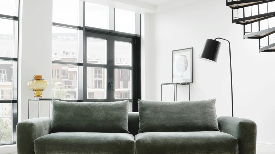 Diivan Adamson on disainitud seestpoolt välja.