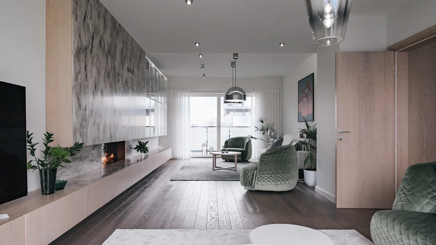 Läbi maja ulatuvas elutoas on kaks istumisgruppi, mida ehivad Moroso Redondo tugitoolid ja diivan. Valgustid on Tom Dixonilt, vaibad Casa Stuudiost ja diivanilaud Eesti disainerilt Aap Piholt ning firmalt Meridiani. 