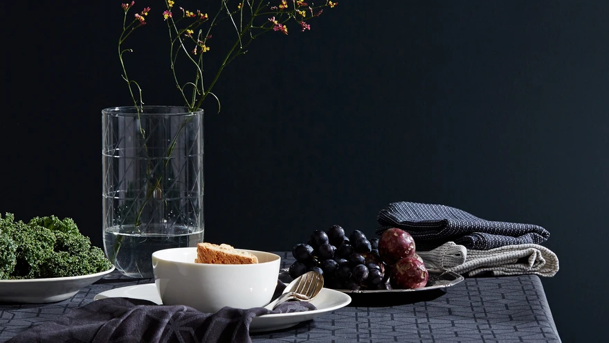 Vahatatud laudlinad on valmistatud puuvillasest kangast, kui vastupidavuse saladuseks on õhuke, vedelikke tõrjuv pinnakate.