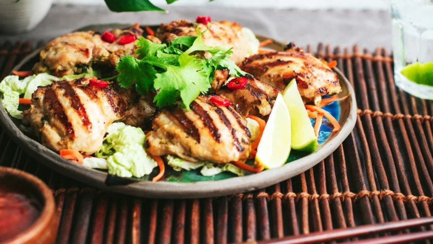 Taipärases marinaadis kanakintsuliha.