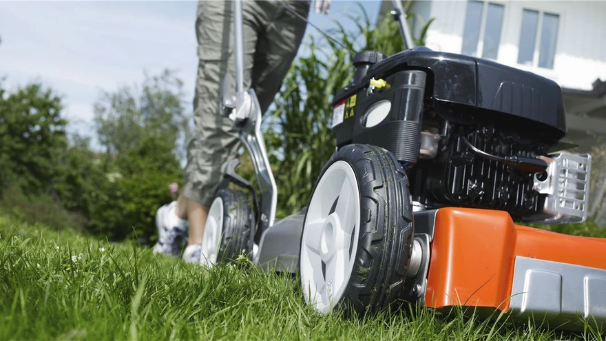 Taga- ja külgväljaviskega niidukid suudavad paremini hakkama saada pikema ja metsikuma rohtu, jämedamate rohuliikide ja harva pügatava muruga.