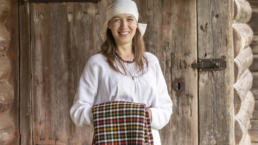 Anni Rada Halliste abielunaise rõivastes, 19. saj keskpaik