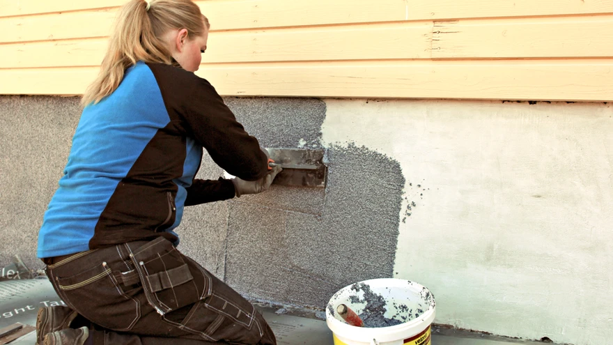 Veekindel, kuid hingav kivikate kaunistab maja soklit.  