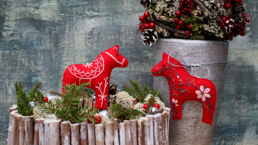 Punased hobused kaunite tikanditega sobivad nii kodu ehtimiseks kui ka mänguks!