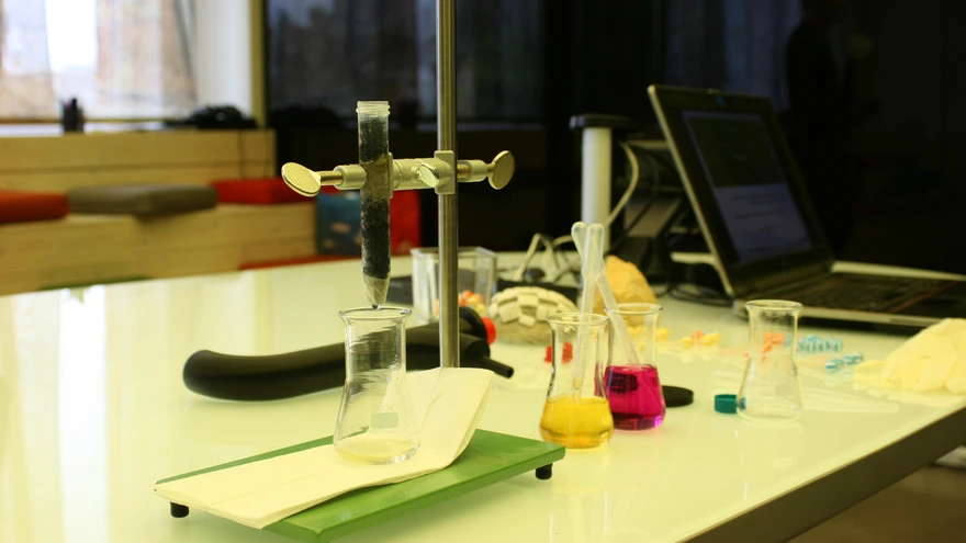 Katseseade nanoliivaga. Liivale kallatud värviline vesi väljub filtrist juba läbipaistva ja puhtana.