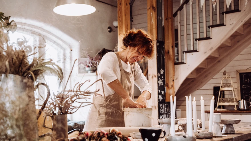 Inga Talvis omas elemendis - Jaago talu käsitööküünis keraamikat tegemas