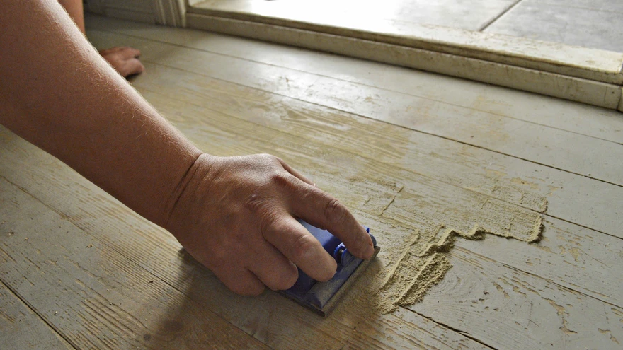 Vanade puitpõrandate korda tegemiseks ei pea olema ekspert, enamasti saab sellega hakkama ka pühendunud asjaarmastaja.