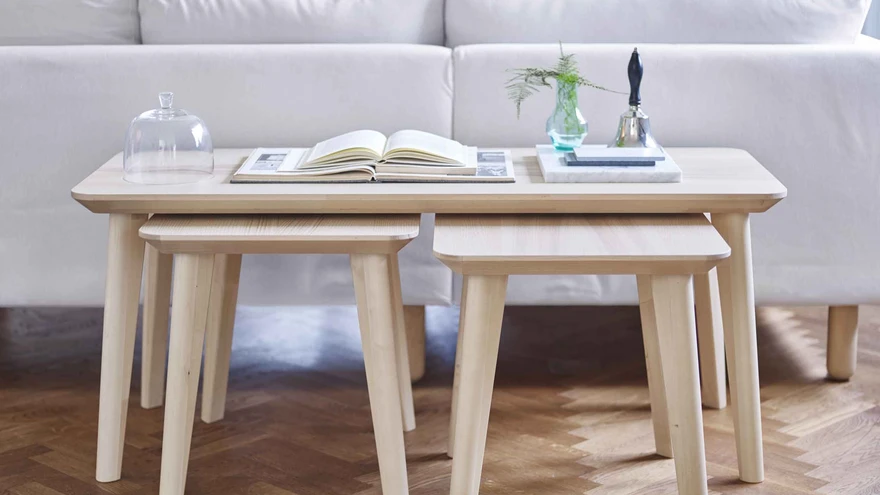 IKEA Lisabo laud on üks neist mööblitükkidest, mille peaks kokku saama ilma tööriistadeta, uudset wedge dowel süsteemi kasutades.