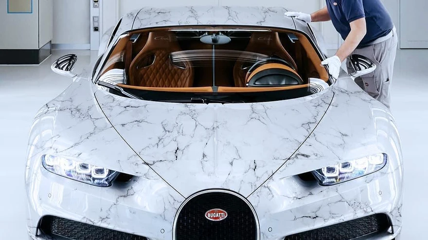 Marmorkleebisega kaetud Bugatti.