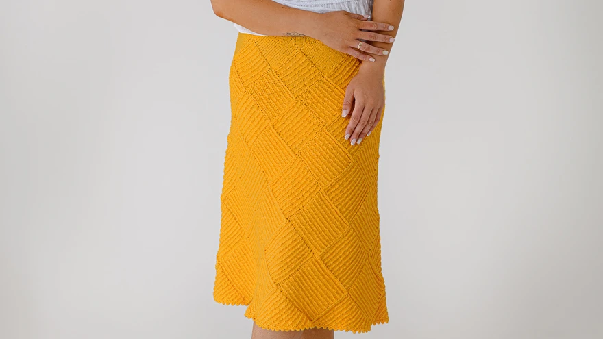 Päikesekollane kootud seelik