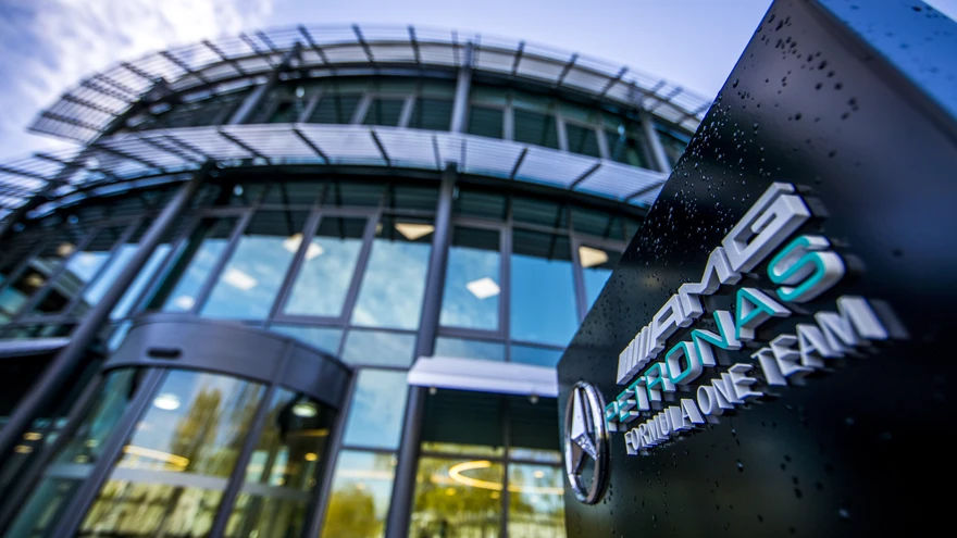 Tänase Mercedes F1 võistkonna autod valmivad kunagise vormelitootja Reynardi endises peakorteris Inglismaal.