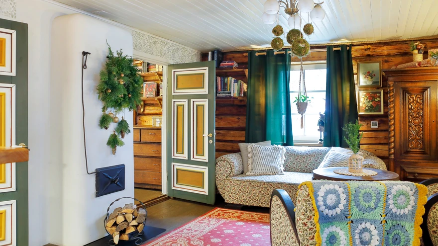 Elutuba: tigutugitoolid ja -diivan on eestiaegsed. See on Timo vanatädi mööbel. „Ema lasi uued katteriided ja vedrustuse panna. Tema armastas vanamööblit,” räägib peremees.