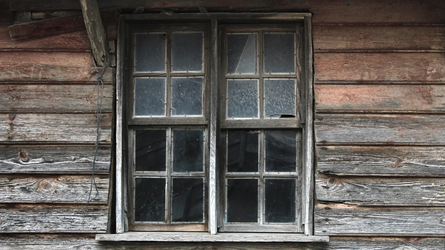 Varjuküljel asuvad  puidupinnad värvuvad vähem kollaseks ja hallistuvad kiiremini.