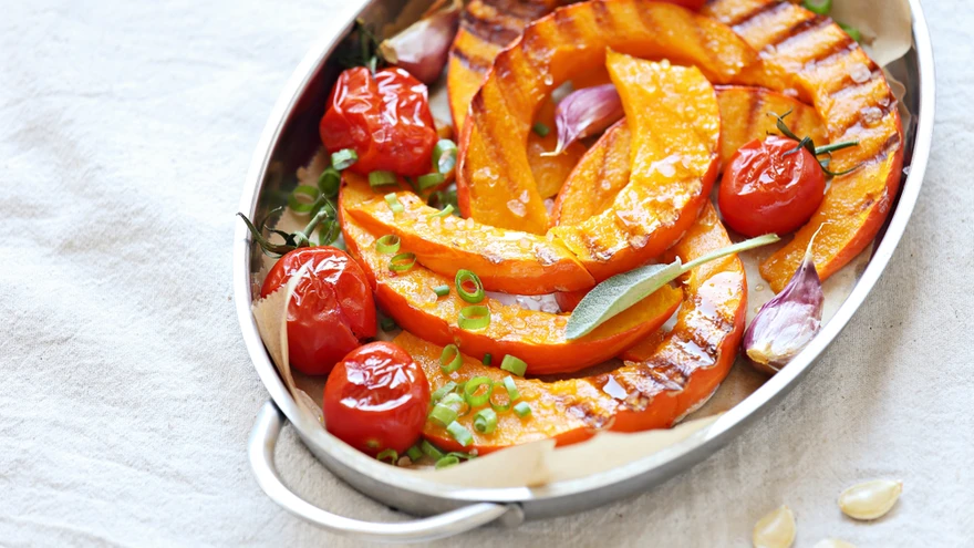 Ahjus küpsetatud kõrvits tomatitega.