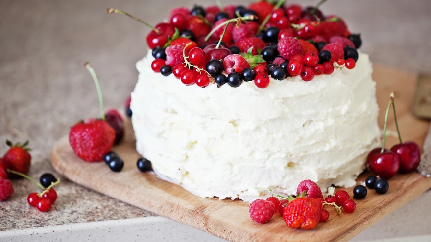 Kerge, õhuline ja mahlakas tort oma aia marjadest.