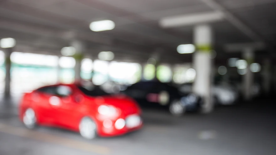 Punane auto parkimismajas