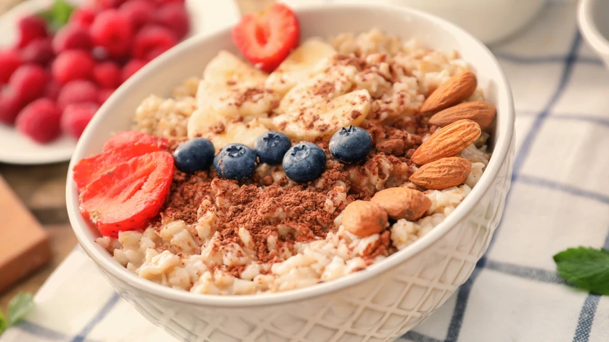 Vaata tavapärasele pudrule otsa uue pilguga: puuviljad ja maitseained muudavad uue huvitava päeva alguse märksa maitsvamaks. 