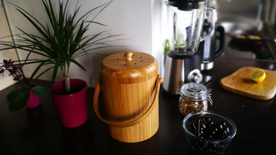 Tänu sellisele bambusest ämbrile saame biojäätmed hõlpsasti kokku koguda ka väikses kortermaja köögis.