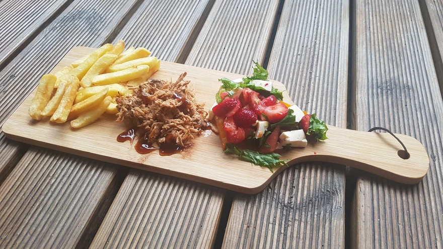 Rebitud liha sobis suurepäraselt värske salati ja kartulite kõrvale. 