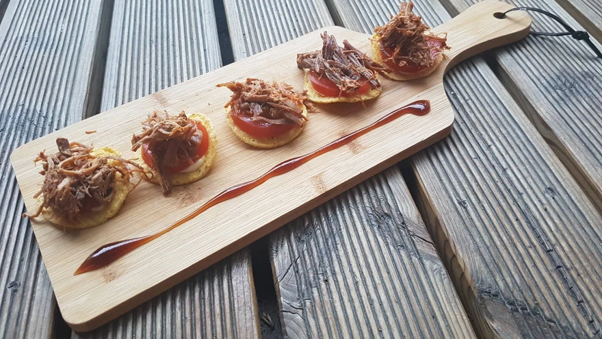 Tihtipeale täidetakse maisi nacosid näiteks hakklihaga, aga rebitud veiseliha tekstuur on hakkliha omast hoopis mõnusam. 