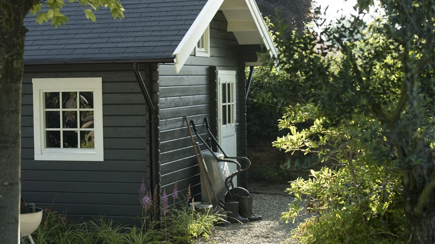 Põhjaliku juhendi abil on aiamaja püstitamine jõukohane pea kõigile.