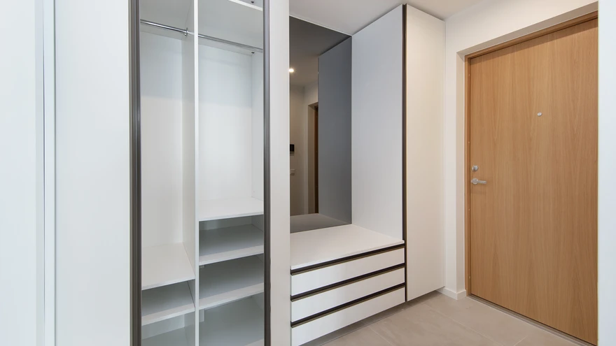 Esiku garderoobisüsteem mahutab tõesti palju rõivaid ja jalanõusid ning lisaks saab sinna peita koduses majapidamises vajaliku, tolmuimejast triikimislauani.