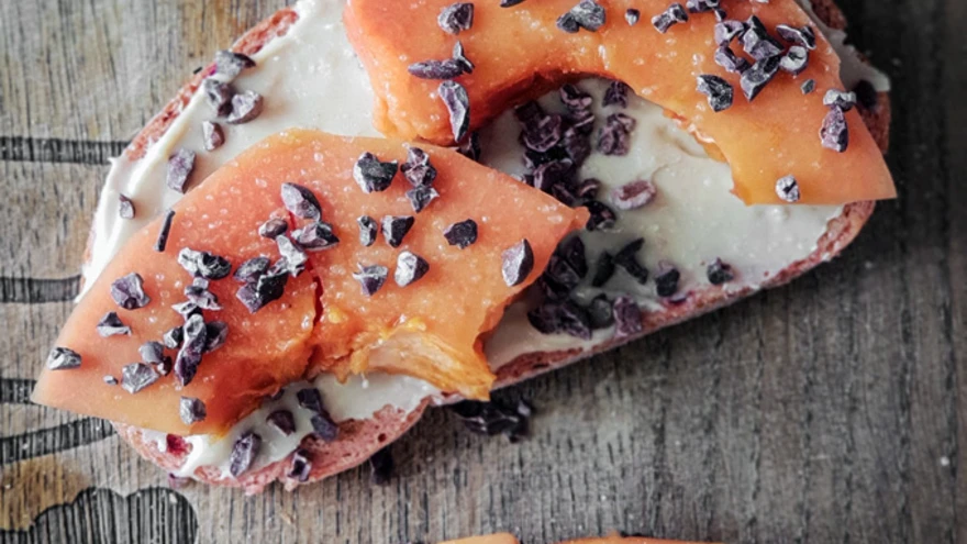 Juurikasai papaia ja pähklivõiga.