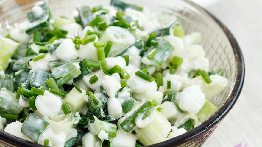 Rohelise sibula salat kodujuustuga.