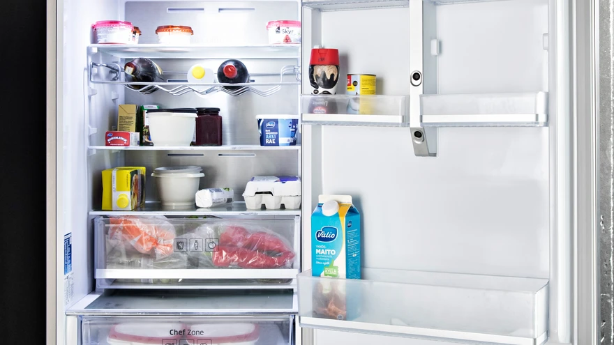 Samsungi nutikas külmkapp on põhjalikult viimistletud ja varustatud kolme sisemise kaameraga, mis näitavad kapi sisu.