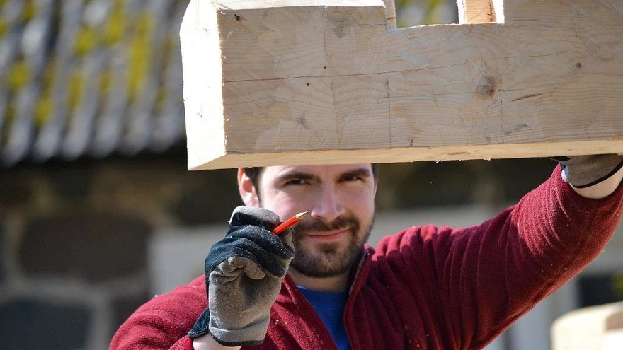 RAHVUSLIKU EHITUSE BAASTEADMISED: õppetöö käigus valmivad palksaunad, - elamud ja muud hooned.