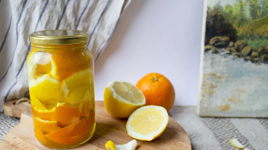 Keemilise puhastusvahendi asemel aitab puhta koduni turvaliselt ja ka soodsamalt jõuda tsitrusekoortest ning äädikast tehtud universaalne puhastusvahend.