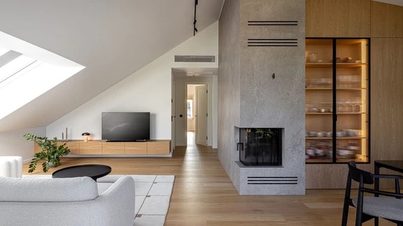 Interjööris valitseb otstarbekas minimalism, kus materjalid on väärikad ja tonaalsus rafineeritud.