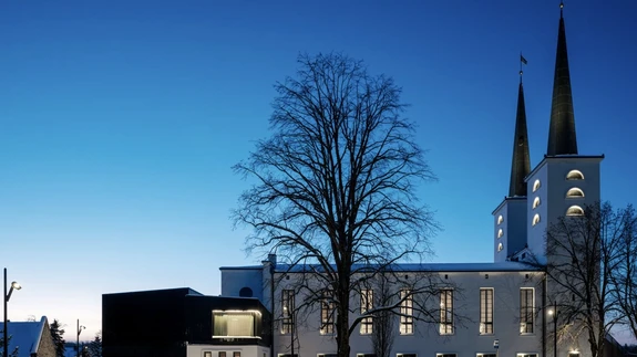 Kui kirik 1940 tegutsema asus, polnud selle tornidel kiivreid. Need said majale pähe alles 2025.