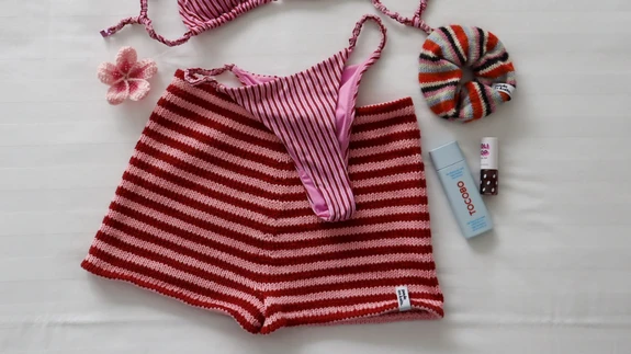 Paula tehtud lill, kohev juuksekumm ja triibulised püksid