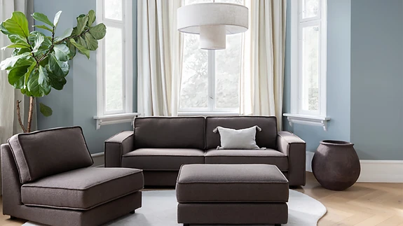 Toekas disain, mida rõhutavad laiad käetoed.  