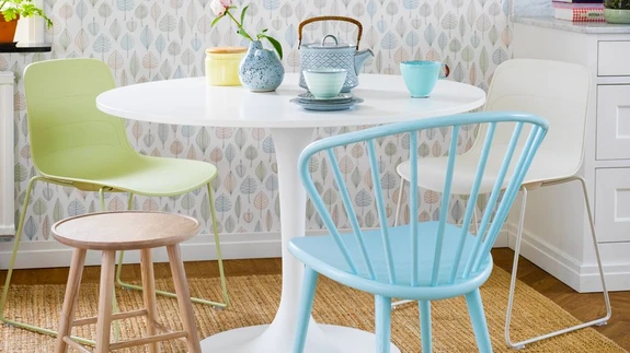 Loobu söögilauatoolide komplektist, vaid paiguta laua ümber põnevam seltskond erineva vanusega ja eri stiilis toole.