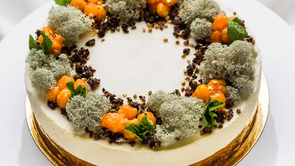 Muraka-kodujuustutort musta leiva ja köömnenapsuga. 