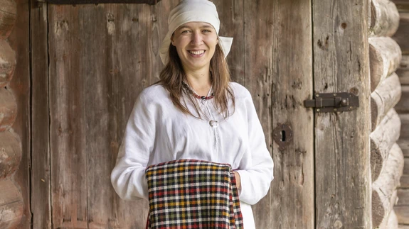 Anni Rada Halliste abielunaise rõivastes, 19. saj keskpaik