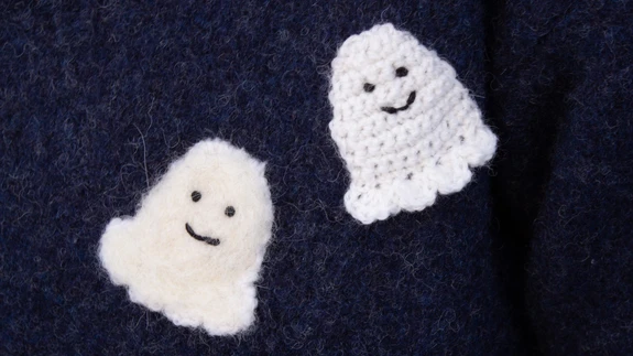 Heegeldatud või vilditud tont kampsunil