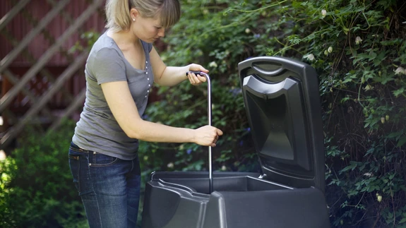 Kui aiast kogutud lehtede ja oksaraagude komposteerumine ei alga, siis on selle põhjuseks enamasti kuivus või toitainepuudus. 