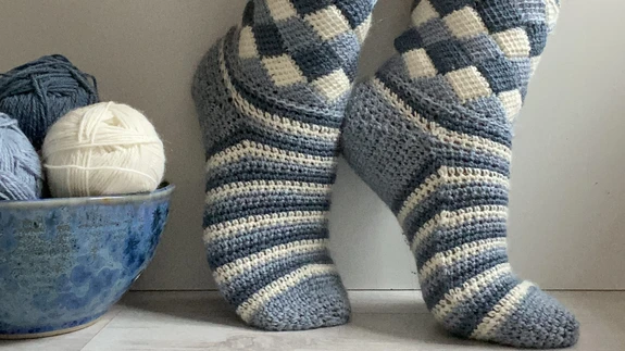 Heegeldatud sokid, mis ühendavad põnevaid tehnikaid